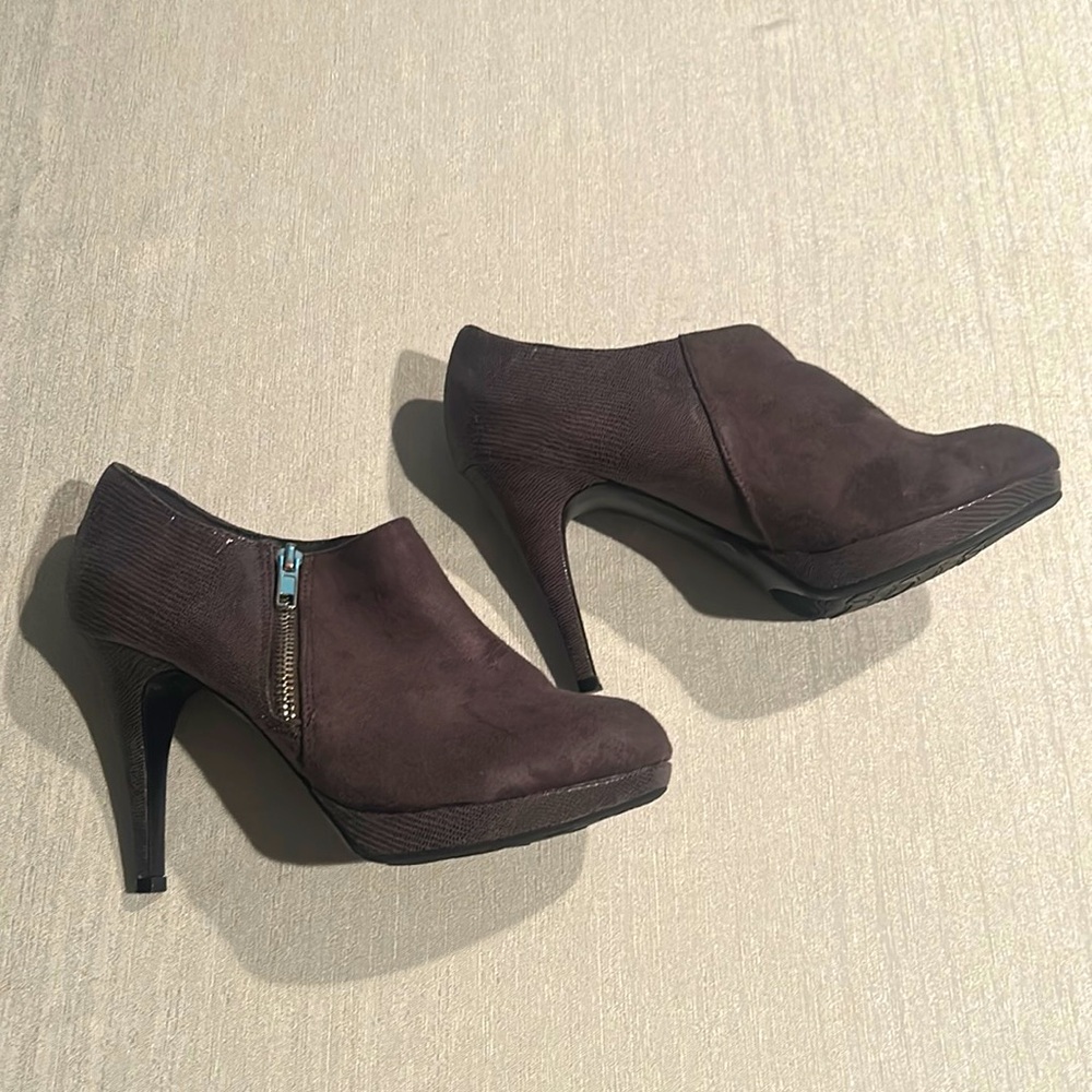 Impo Women’s Grey Ankle Booties w/ Texture on the Back Half Gorgeous Sz 7.5